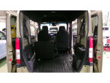 荷物によって片側のみシートを倒して使うことも出来ます。