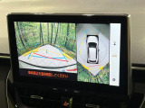 【パノラミックビューモニター】専用のカメラにより、上から見下ろしたような視点で360度クルマの周囲を確認することができます☆死角部分も確認しやすく、狭い場所での切り返しや駐車もスムーズに行えます。