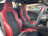 【専用スポーツシート】ホールド性に優れ、カーブ時の体が流れを抑制してくれます。また、体にフィットするから腰や背中が疲れにくく、ロングドライブや高速走行でも快適にお過ごしいただけます♪