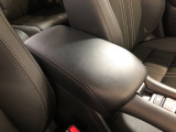 【アームレスト】運転時の疲労軽減にもなるアームレストがついています!