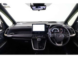 インパネがフラットで広々とした視界と開放感あるステアリング廻り。運転に必要な情報をフロントガラスの視野内に投影するHUD搭載。視線移動や焦点調節が少なく済むので安全性の向上に貢献します。