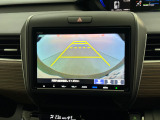 後退時に車両の後ろ側をモニター画面に表示します。車庫入れが苦手な人もこれで安心♪