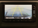 バックでの車庫入れも安心です!リアカメラが付いているバックモニター付のナビを装備しております。操作線もついており距離感も画面から確認できます。