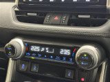【左右独立オートエアコン】左右独立型、いわゆるデュアルエアコンです。運転席と助手席でそれぞれお好みの温度を設定可能です。