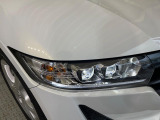 【LEDヘッドライト】悪天候や夜間走行時も良好な視界を確保し安心して運転できる高輝度LEDヘッドライトを装備!点灯速度が早く、消費電力も抑えられています。