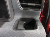 運転席側ドリンクホルダー付いています。