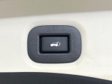 【パワーバックドア】スマートキーや運転席のボタンを押すだけでリアゲートが自動で開閉します!荷物を持っている時や、高い位置にあるバックドアを閉める際に便利な機能です♪