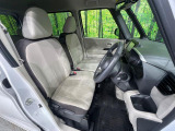 運転席まわりには十分なスペースがあり、大柄な方でもゆったり運転していただける環境です。。