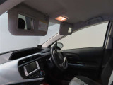 運転席、助手席にはバニティーミラーがあり、身だしなみチェックが簡単で出来ますね!