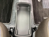 運転席と助手席の間にバック等が置けるトレイがあります。