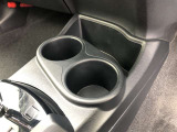 運転席用・助手席用と2つのカップホルダーを装備しています。ドリンクだけでなく、色々な小物の置き場所としても大変便利です。