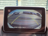 カラーで後方映像をモニターに映し出してくれるので、ショッピングモールのような狭い駐車場であったとしても障害物を見つけ、楽々駐車することができますね。