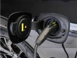 専用コードを接続するだけで簡単に充電が行えます。プラグインハイブリッドモデルは、走行中の充電のほか、自宅などに設置された充電機器からの充電が可能です。