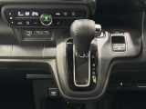 CVT車のセレクトレバーです。低速から高速まで、変速ショックのないスムーズな走りを実現するとともに、エンジン効率のよい領域を維持することで燃費にも貢献します。