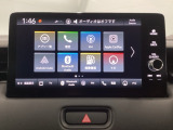 HondaCONNECT対応の便利なナビディスプレー。お持ちのスマートフォンと連携して、ナビやBluetoothでの音楽再生が可能です。デザインはもちろん、操作性も良好です。