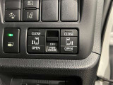スマートキーや運転席のスイッチで後席両側スライドドアの開閉が可能♪電動だから力を入れてドアを開ける必要が無く、小さなお子様でも簡単に開け閉めでき快適です♪