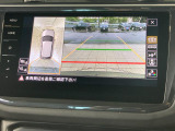 ギアをリバースに入れると車両後方の映像を映し出します。画面にはガイドラインが表示され、車庫入れや縦列駐車などの際に安全確認をサポートします。