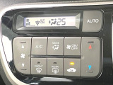 【オートエアコン】一度お好みの温度に設定すれば、車内の温度を検知し風量や温度を自動で調整。暑い&hellip;寒い&hellip;と何度もスイッチ操作をする必要はありません。快適な車内空間には必須の機能ですね♪