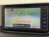 後方の見える安心をお届けするバックガイドモニター付:バックするときのアシストラインもあって楽々バック!車庫入れや縦列駐車をサポートし、苦手な駐車も安心です!今やもう手放せない装備ですネ♪