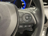 ステアリングスイッチ付きで、運転中に視線を前に向けたまま操作できます。