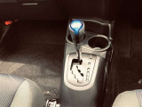 操作しやすいATシフトです。 シフトチェンジを気にしなくていいので運転だけに集中できますね。 自然と手に届くところにある、手になじむ形状のシフトノブがいいですね。