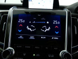 左右独立温度コントロールオートエアコンです。運転席、助手席それぞれで独立して温度設定ができます。冷え性の方が乗っても安心ですね♪