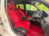 【専用スポーツシート】ホールド性に優れ、カーブ時の体が流れを抑制してくれます。また、体にフィットするから腰や背中が疲れにくく、ロングドライブや高速走行でも快適にお過ごしいただけます♪
