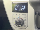 【オートエアコン】一度お好みの温度に設定すれば、車内の温度を検知し風量や温度を自動で調整。暑い&hellip;寒い&hellip;と何度もスイッチ操作をする必要はありません。快適な車内空間には必須の機能ですね♪