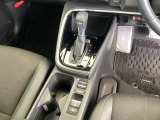 シンプルでとても使いやすいフロアシフトに、パーキングブレーキは電子制御パーキングブレーキです。
