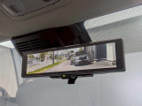 インテリジェントルームミラー搭載で、車の後方に設置されたカメラ映像を映し出してシートバックやヘッドレスト、同乗者に視界が遮られることがなく視認性が非常に良いです