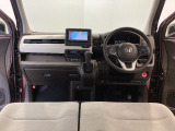 【前方視界】開放的な前方視界!運転がしやすく疲れにくいです♪窓が大きく、見通しがとっても良いおクルマですよ♪