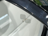 ◆ブラインドスポットモニター『左右斜め後ろを平行して走る車を認識し、車線変更の際に危険を察知するとドライバーへ警告を促します。夜・雨・トンネル内など走行時の環境が悪い時ほど便りになる安全装置です。』