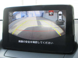 カラーで後方映像をモニターに映し出してくれるので、ショッピングモールのような狭い駐車場であったとしても障害物を見つけ、楽々駐車することができますね。