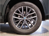 【BMWアロイホイル】軽量かつ強度に拘ったアロイホイル。走行性能ポテンシャルを引き出す設計。車の足元を引き締めてくれる大きなポイントはアロイホイルです。