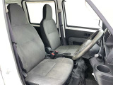 高いホールド性で運転姿勢が安定します。長距離ドライブでも疲れにくいのが魅力です。快適なドライビングライフをお送りください♪