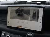 サラウンドカメラ(360&deg;カメラ)『車載のカメラを駆使し、車を真上から見下ろしている映像に変換、センターディスプレイに表示させ、安全な駐車をサポート。縦列駐車や狭い場所への駐車に大きく役立ちます。』