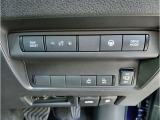 運転席スイッチ類/フットセンサーつきの両側オートスライドです。