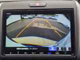 駐車時の安全確認をサポートするバックカメラも使用できます。インターナビで様々な情報を得ることもできます。