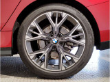 【BMWアロイホイル】軽量かつ強度に拘ったアロイホイル。走行性能ポテンシャルを引き出す設計。車の足元を引き締めてくれる大きなポイントはアロイホイルです。