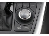 オフロード走行時に車両の性能を最適化するためのシステムで、異なる路面状況に応じた走行モードを選択できます。