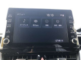 ディスプレイオーディオ装着車。 ディスプレイとスマホの連携で、様々なアプリを使用できます。 マップのアプリを繋げて、ナビゲーションとしてお使いください。