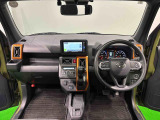 オレンジの差し色&カモフラージュ柄のシートが気分を高める運転席に加えてUV&IRカット機能付きフロントガラスの面積や位置取りが良く、高いアイポイントで前方・右前・左前方向の見通しがいいですよ!