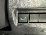 電動式バックドアです。 荷物を持ったままでもボタン一つで自動的に開け閉めできるので便利ですよ。 挟み込み防止機能も付いていますのでお子様の手や荷物を挟み込むのを防いでくれますよ。