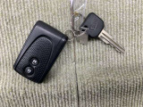 手荷物が多いときでも、スマートキーをバッグやポケットに携帯していれば、キーを取り出すことなくドアの解錠・施錠ができます
