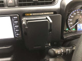 マルチホルダーです。スマートフォンやメモ帳などを置いておくのに便利です。プッシュすると小物入れが出現します。