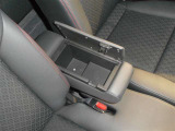 運転席と助手席の間のひじ掛けの中に小物を入れるスペースがあります!
