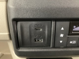 スマートフォンなどの充電に便利なUSBポート。