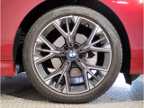 【BMWアロイホイル】軽量かつ強度に拘ったアロイホイル。走行性能ポテンシャルを引き出す設計。車の足元を引き締めてくれる大きなポイントはアロイホイルです。