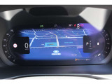 メーターは全面が液晶ディスプレイとなっております。 またメーター中央のスペースにナビを映し出し目線を移動することなく運転に集中できます。