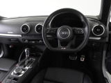 Audiのインテリアはエクステリア同様、優れたデザイン性とクオリティ、そして機能性を兼ね備えております。